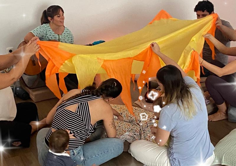La musicoterapeuta Ester Núñez realizando una dinámica con una niña.
