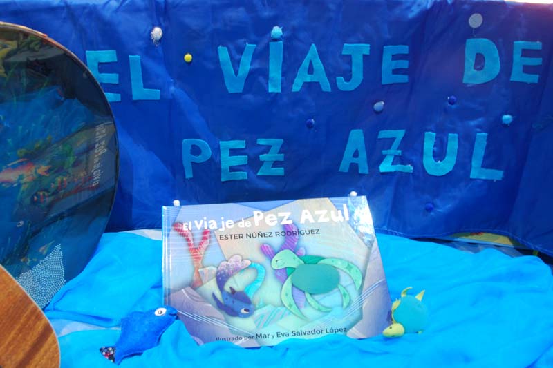 La musicoterapeuta Ester Núñez realizando una dinámica con una niña.